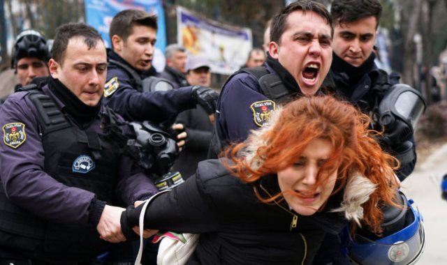 قمع الشرطة التركية للمظاهرات النسائية