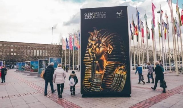 لافتات المتحف المصري الكبير في لندن