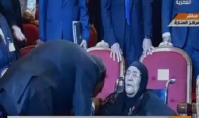 الرئيس يقبل يد والدة شهيدين
