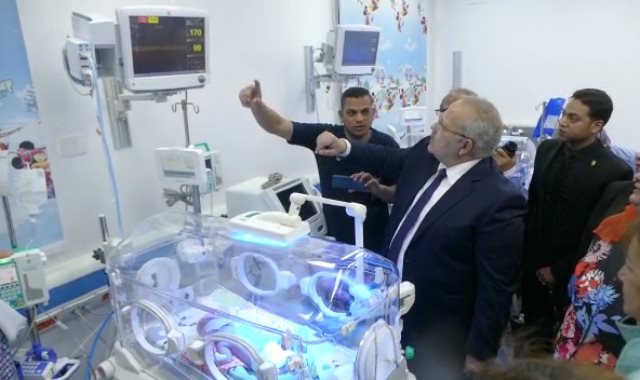   رئيس جامعة القاهرة يفتتح وحدة حديثي الولادة بمستشفى أبو الريش