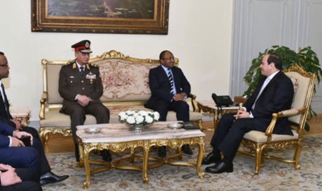 الرئيس عبد الفتاح السيسى وحسين موينى وزير الدفاع والخدمة الوطنية التنزانى