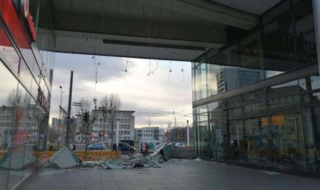 جانب من موقع سقوط سقف مبني علي سائق سيارة بألمانيا