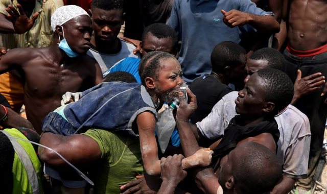 انتشال الأطفال من انقاض انهيار مدرسة بنيجيريا 