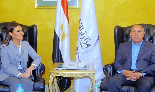 وزيرة الاستثمار سحر نصر خلال لقائها مع المهندس كامل الوزير