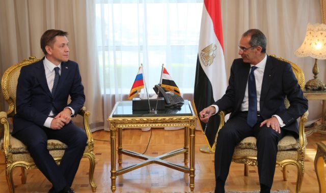 وزير االتصالات المصري مع نظيره الروسي
