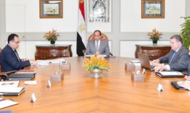 السيسي يجتمع مع وزير قطاع الأعمال