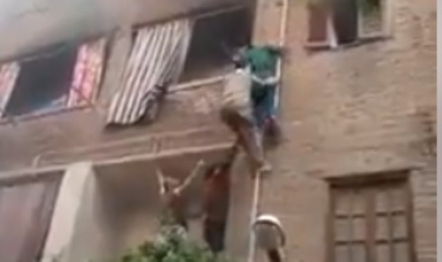 شاب ينقذ 3 أطفال من حريق شقة