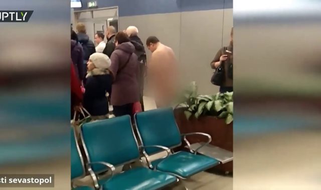 رجل عاري فى مطار موسكو 