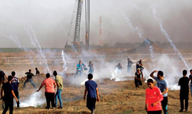 قوات الاحتلال تطلق قنابل الغاز - أرشيفية