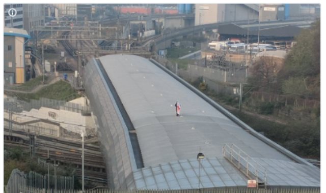 رجل يصعد أعلى محطة قطار بريطانيا