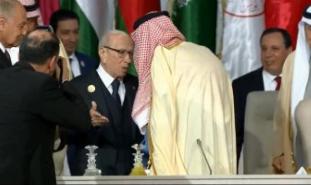 الملك سلمان يسلم السبسي رئاسة القمة العربية