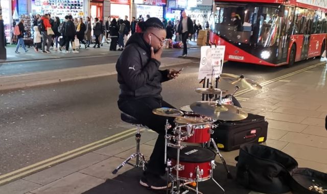 عزف الموسيقى في شوارع لندن