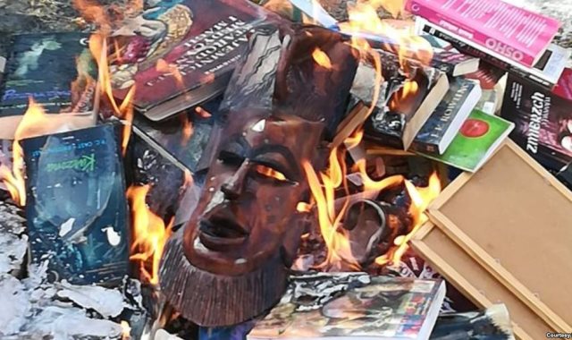 حرق كتب هارى بوتر