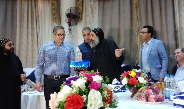  أمين الدير الأحمر يهدى وزير الآثار المصحف الشريف