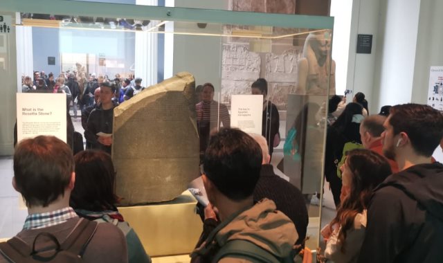 العالم يقف احتراما للأثار المصرية في المتحف البريطاني بلندن