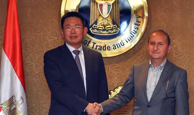 وزير التجارة والصناعة خلال لقائه مسؤولي الشركة الصينية