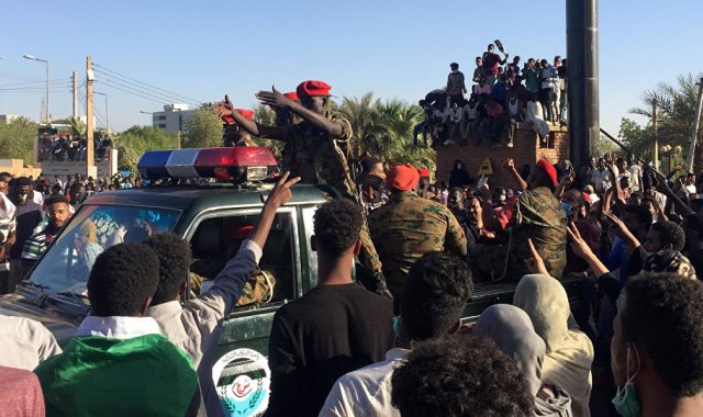   أمام قيادة جيش السودان