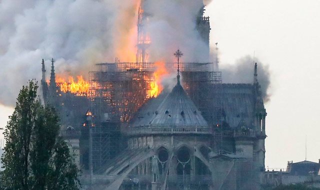 مشاهد للكاتدرائية قبل السيطرة على النيران
