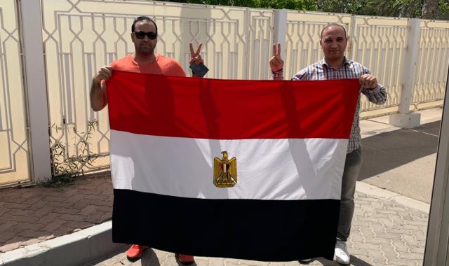 المصريون في أبو ظبى يشاركون في الاستفتاء