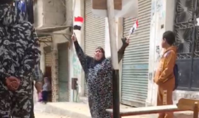 عجوز تهتف :عاش الجيش المصري .. وتدعو المواطنين للمشاركة في الاستفتاء 