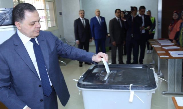 وزير الداخلية يدلى بصوته في الاستفتاء 