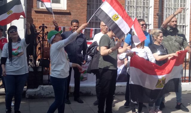 المصريين أمام السفارة المصرية بلندن