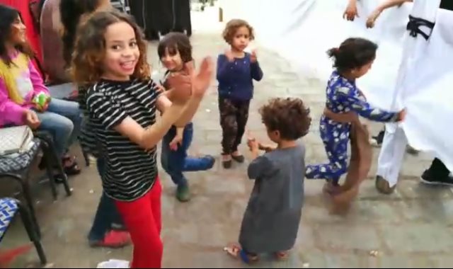 صورة وتعليق: أطفال يرقصون على أغانى الوطنية أمام لجان الاستفتاء