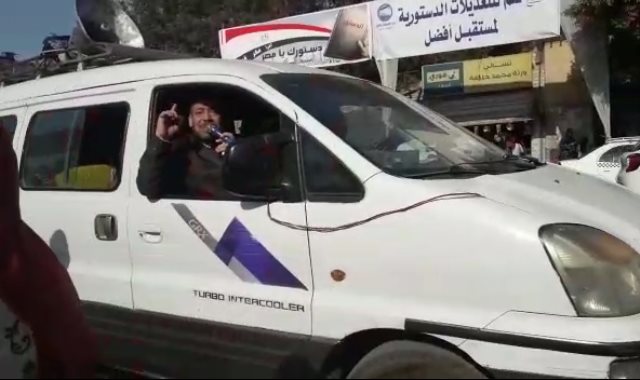 سيارات تجوب شوارع شبرا لحث المواطنين على المشاركة فى الاستفتاء