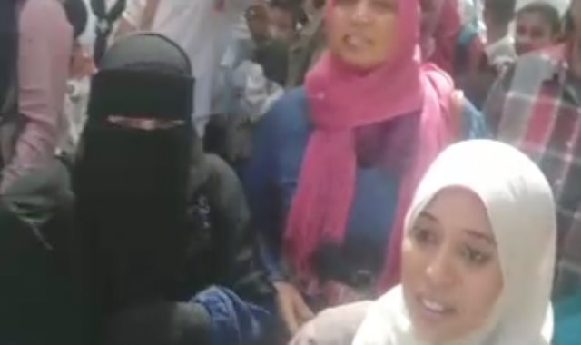 سيدات كرداسة في  مسيرة لدعم التعديلات الدستورية  مرددين : تحيا مصر