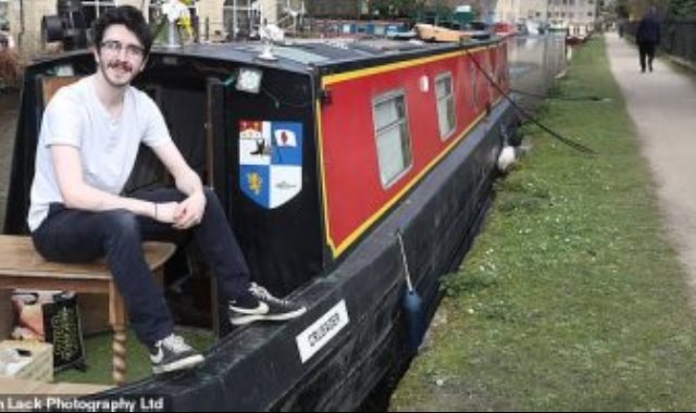 بريطانى يعيش على قارب