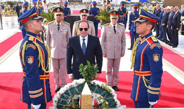 الرئيس السيسي يضع إكليل من الزهور علي النصب التذكاري للجندى المجهول