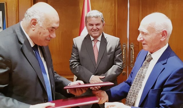 هشام توفيق وزير قطاع الأعمال يشهد توقيع الاتفاقية