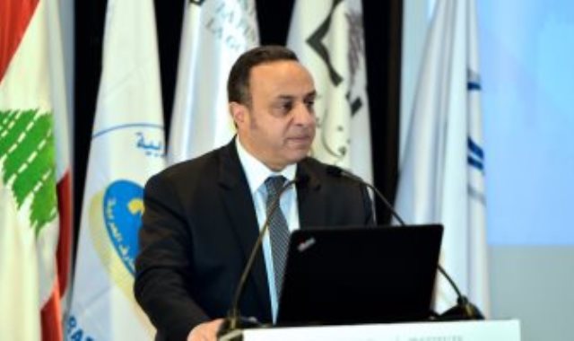 وسام فتوح أمين عام اتحاد المصارف العربية يلقى توصيات المؤتمر المصرفى العربى بلبلنان