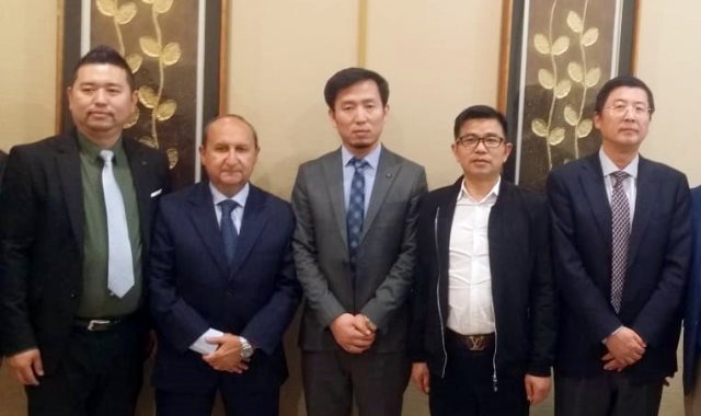وزير التجارة والصناعة يلتقي شركات صينية متخصصة في الغزل والنسيج