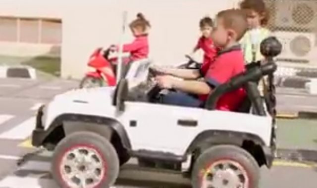 تعليم مهارة قيادة السيارات للأطفال