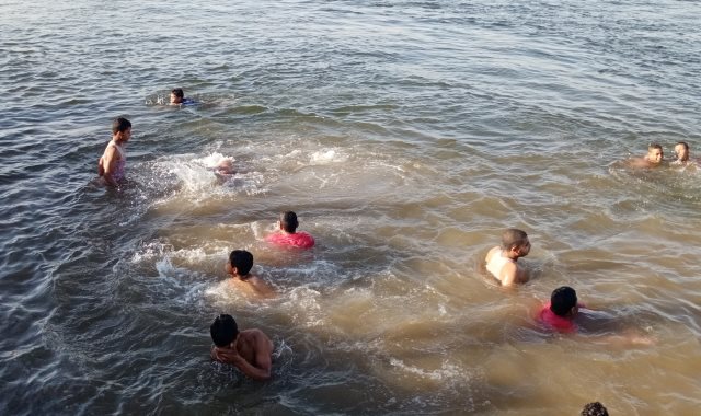 أطفال وشباب يسبحون فى النيل