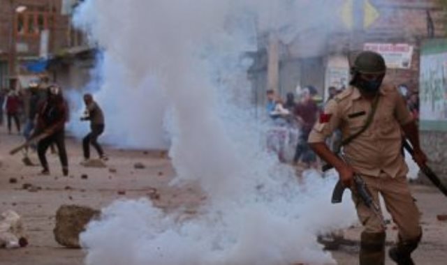 اطلاق الغاز المسيل للدموع فى كشمير