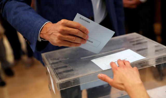 رئيس وزراء إسبانيا بيدرو سانشيز يدلى بصوته