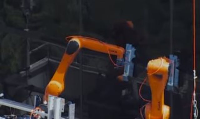 الروبوت ينظف زجاج ناطحة السحاب