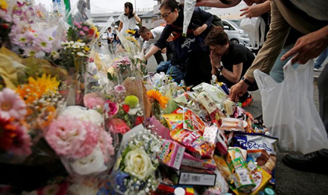 مئات اليابانيين يشاركون فى تأبين ضحية حادث الطعن بطوكيو