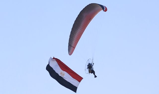 باراشوت يحمل علم مصر