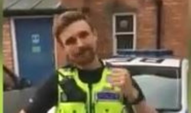 شرطى بريطانى يهنئ المسلمين