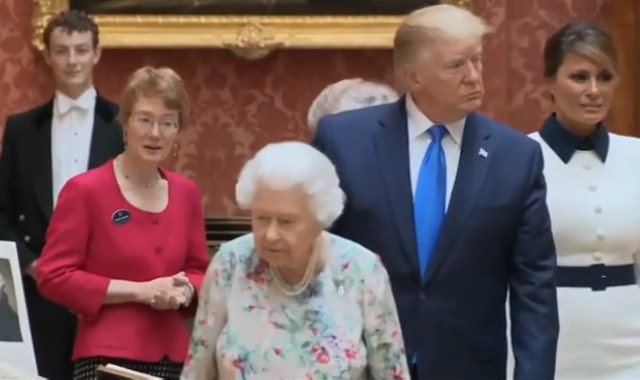 الملكة إليزابيث والرئيس ترامب وقرينته