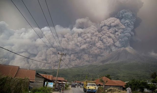 لحظة ثوران بركان جبل سينابونج فى أندونيسيا