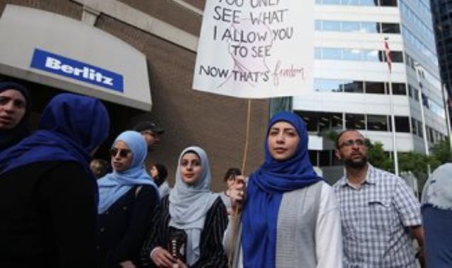 احتجاجات ضد قانون بكندا يحظر التمييز الدينى