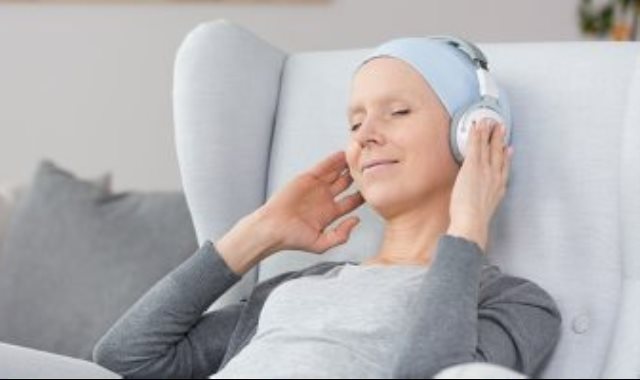 الاستماع إلى الموسيقى يخفف من آلام السرطان