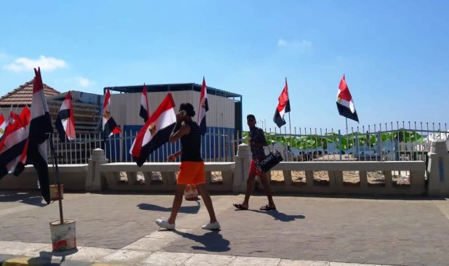 كورنيش الإسكندرية يتزين بالأعلام