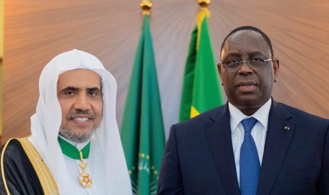 الرئيس السنغالي يقلد الشيخ العيسى وسام الدولة الأكبر