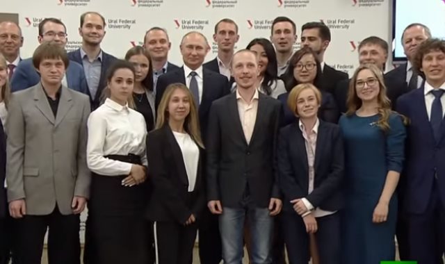 بوتين مع طلاب أحدي الجامعات الروسية 