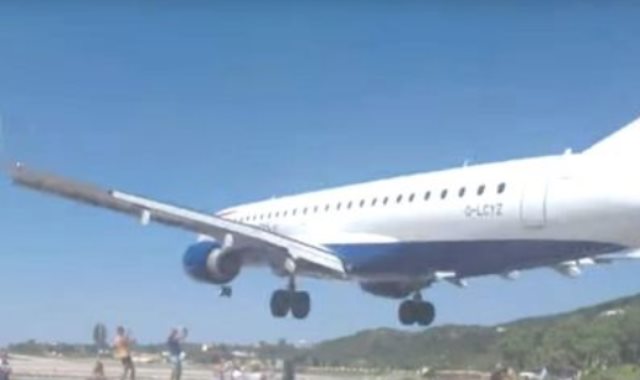 جانب من هبوط الطائرة هبوط غريب لطائرة بريطانية في مطار جزيرة يونانية (فيديو)